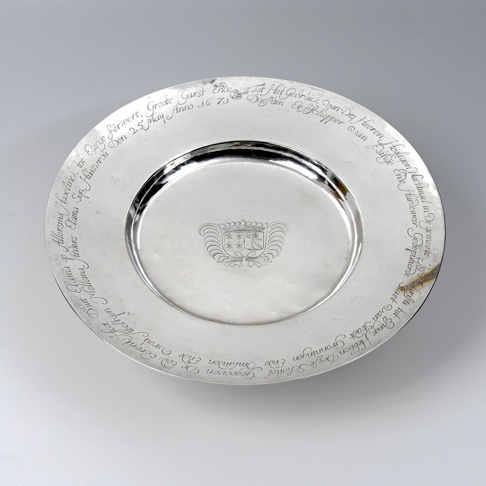 Avondmaalsschaal met wapens Elema en Mellema (uit de kerk: Ezinge)